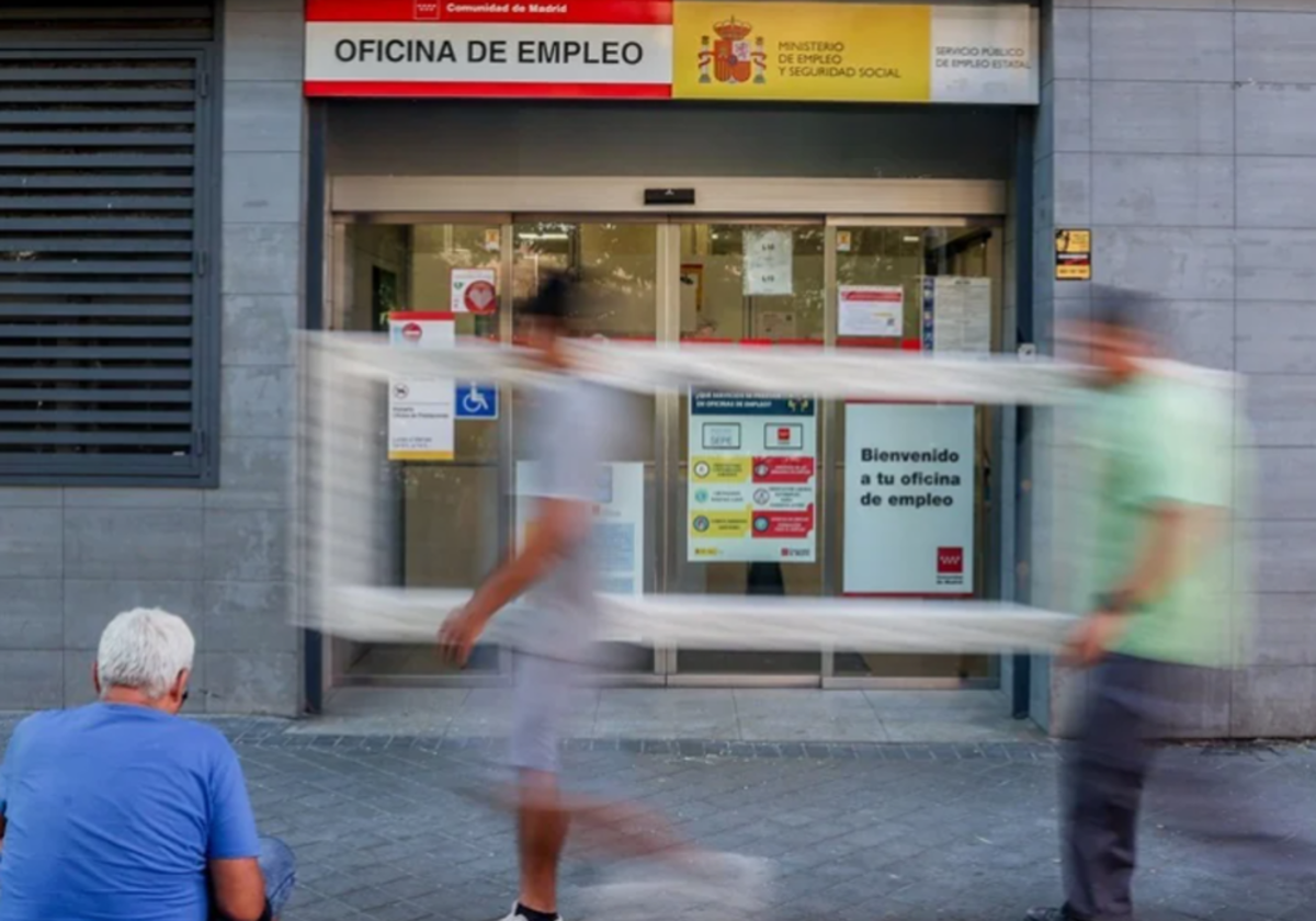 Varias personas pasan por delante de la oficina del SEPE