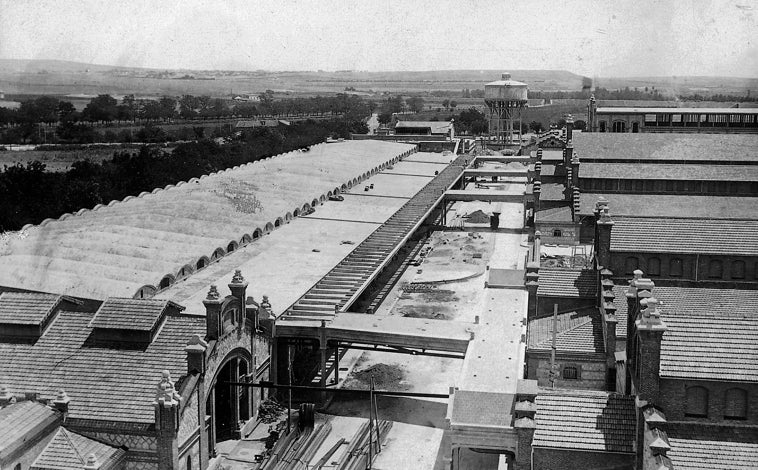 Imagen principal - Arriba, las obras del matadero de Legazpi. Abajo, el arquitecto, Bellido, explicando a las autoridades de la época (1916) el diseño de esta nueva industria. A la derecha, un operario dentro de la nave de las reses en 1936