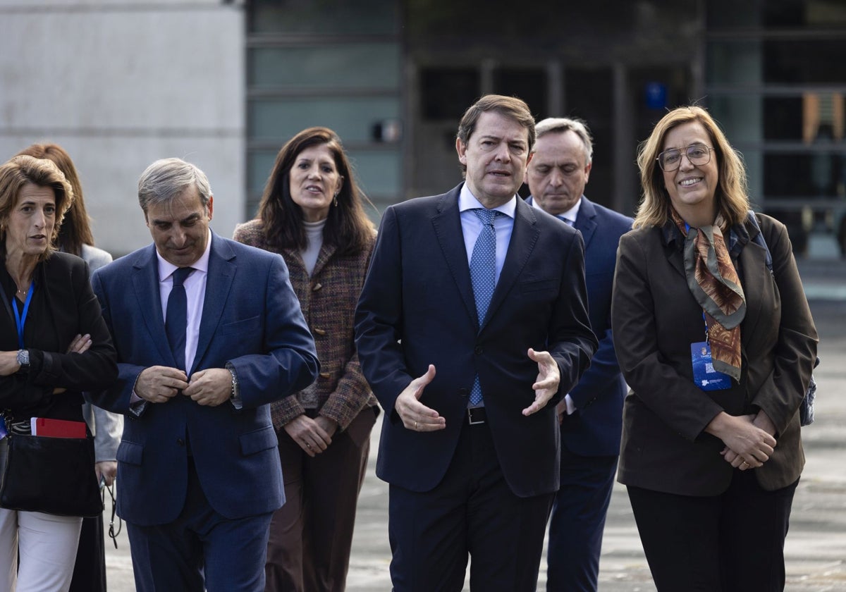 Alfonso Fernández Mañueco conversa con Ángeles Armisén minutos antes de presentar la estrategia de logística