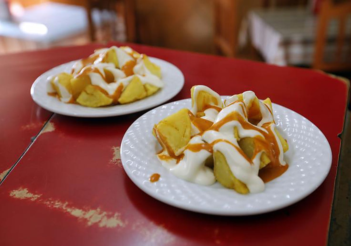 Imagen de archivo de una ración de patatas bravas