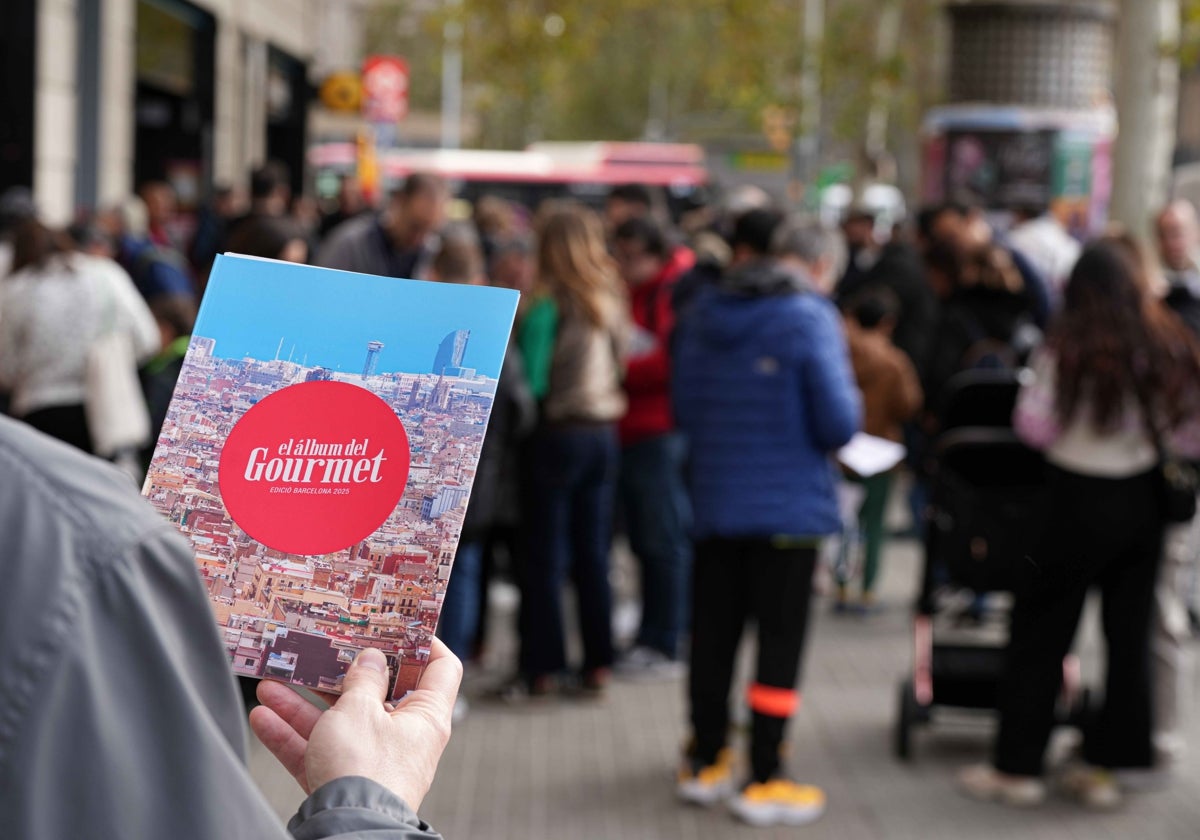 El Álbum del Gourmet se puede adquirir por 10 euros en distintos puntos de la ciudad y los cromos los entregan los restaurantes a los que se va a comer o cenar