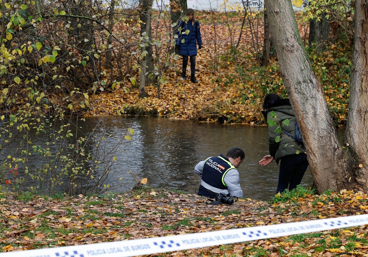 La Policía investiga en el lugar en el que apareció el cadáver de un recién nacido a orillas del río Arlanzón en Burgos