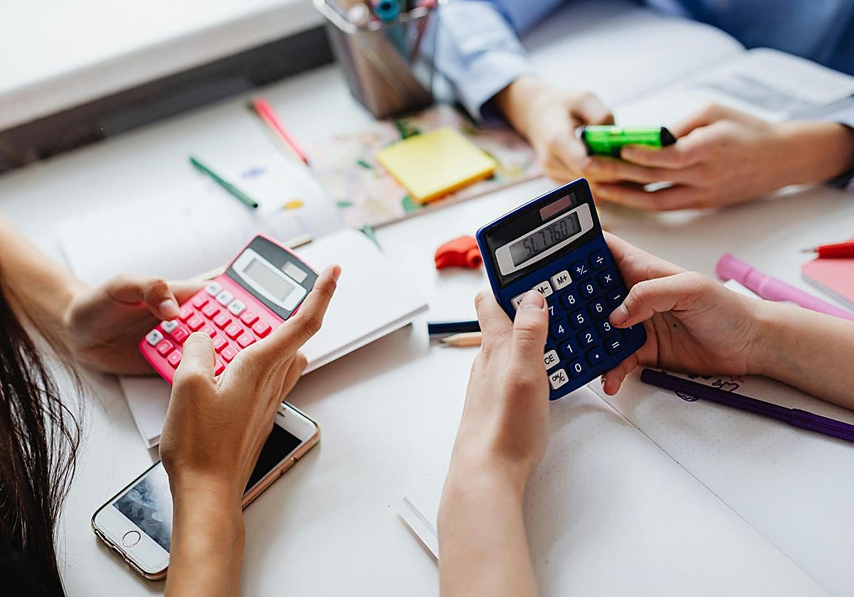 Estudiantes realizando cálculos matemáticos