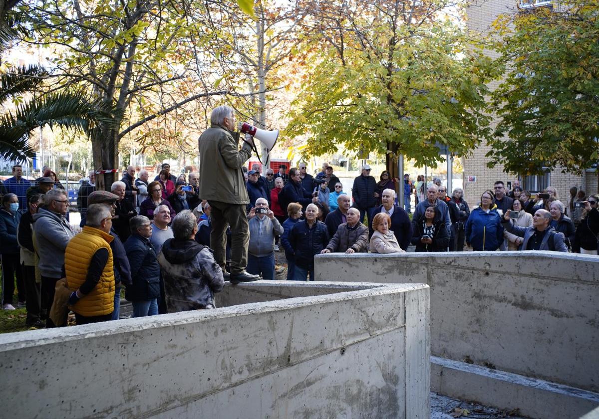 Manifestación vecinal contra las obras en la plaza de la Memoria Vinculante de Orcasitas, este miércoles