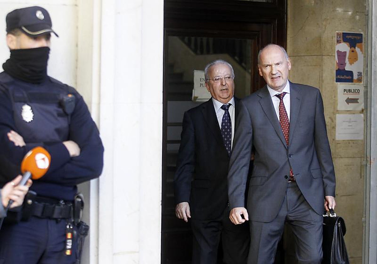 El abogado del PSOE, Alfonso Martínez del Hoyo (derecha), junto a su defendido en el juicio del caso ERE, el exconsejero de Empleo Antonio Fernández, saliendo de la Audiencia de Sevilla