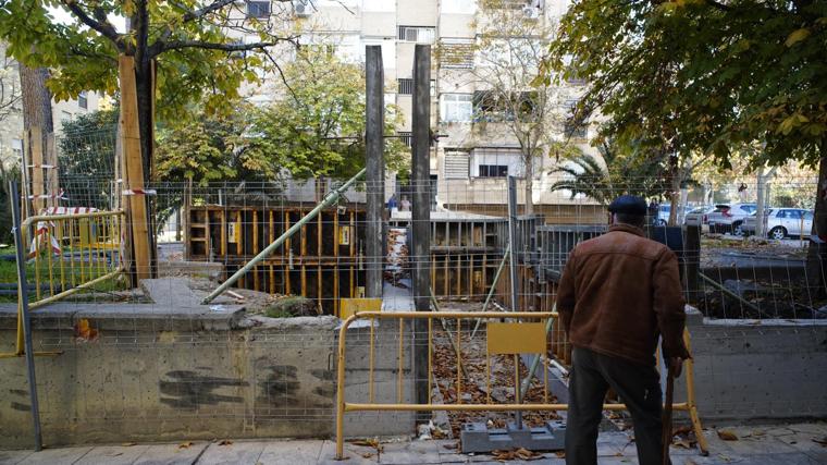 Un vecino de Orcasitas frente a las obras, ahora paralizadas, en el entorno de la plaza de la Memoria Vinculante