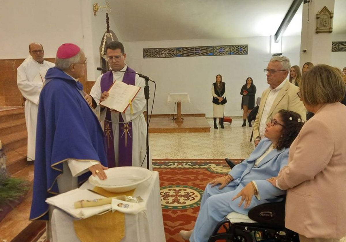 El obispo de Córdoba, Demetrio Fernández, ante Fátima, durante la ceremonia