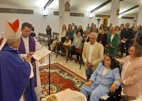 Imagen secundaria 1 - Arriba, Fátima con sus compañeros de catequesis. Debajo, dos momentos de la celebración