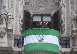 El actor sevillano Paco Tous homenajea la bandera de Andalucía: «Me gusta verla ondeando en los colegios, no en las fronteras ni los muros»