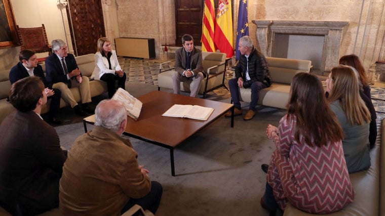 Imagen de la reunión mantenida este miércoles en el Palau de la Generalitat entre representantes del Gobierno autonómico y de la Plataforma del Voluntariado