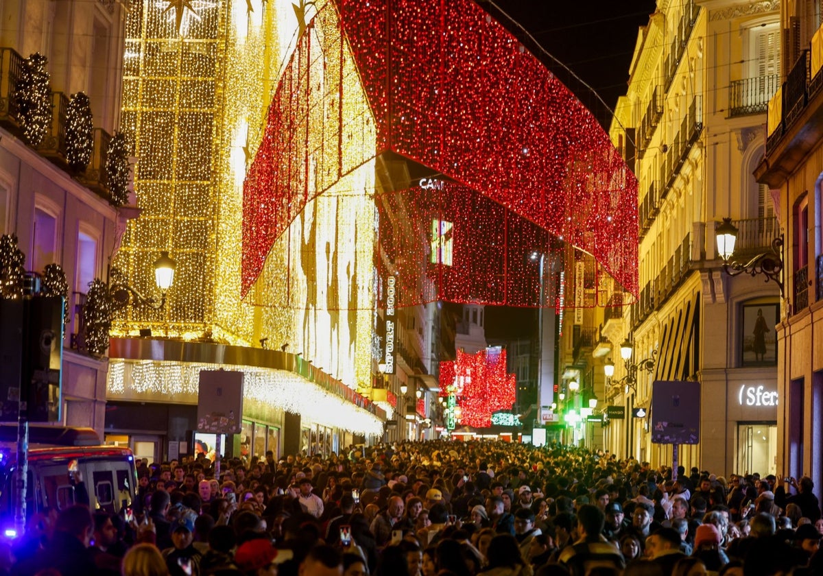 Aglomeración navideña en el centro de Madrid