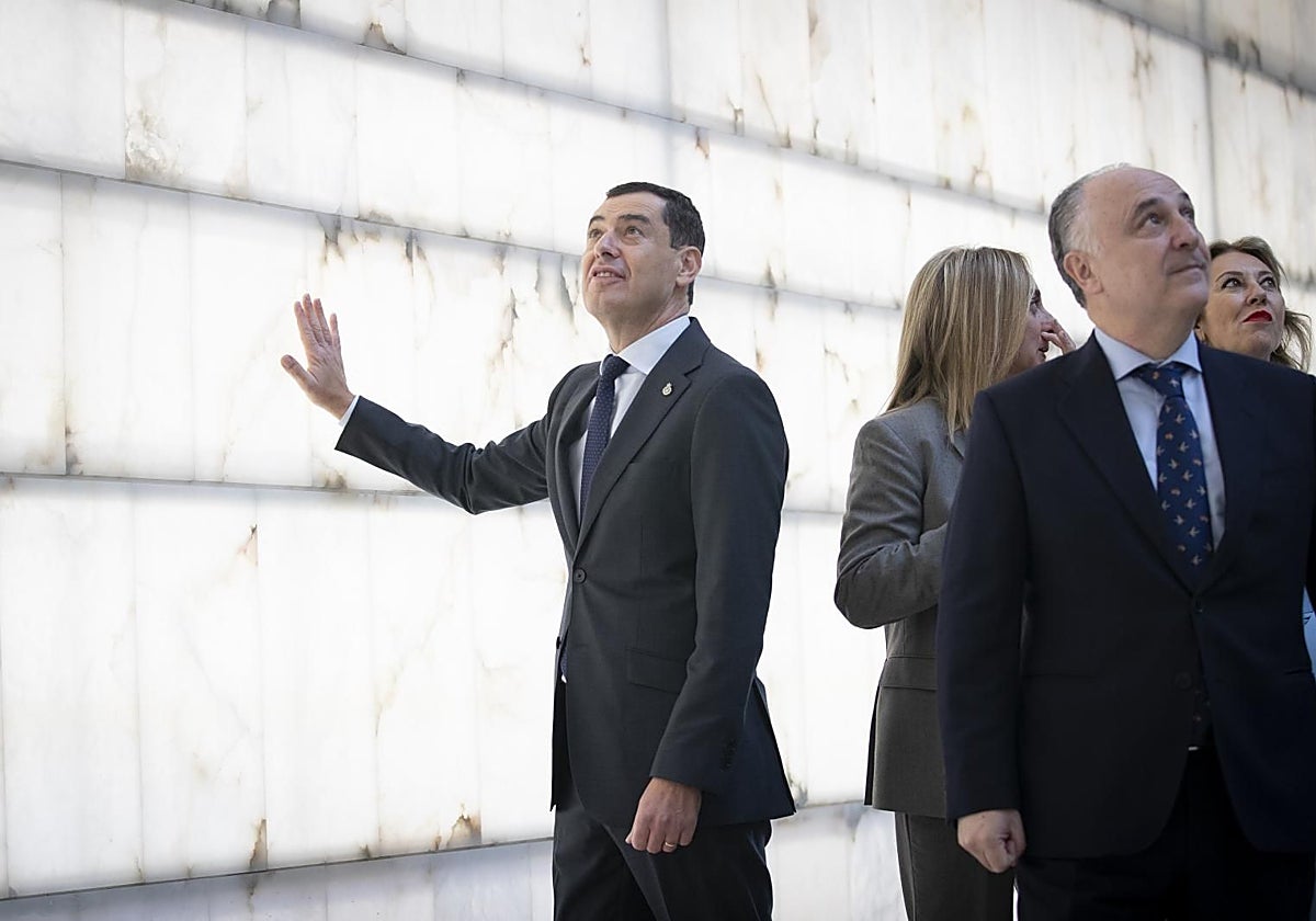 Juanma Moreno durante su visita al edificio del Cubo de Granada