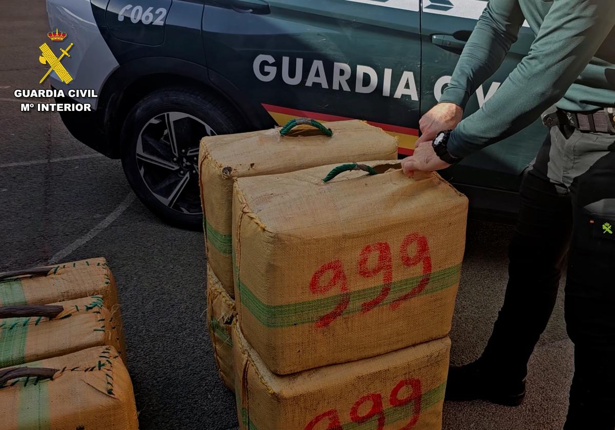 La Guardia Civil con la descarga de droga en El Ejido