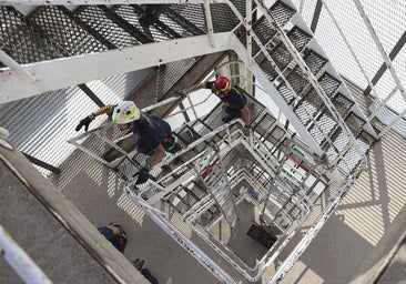 El joven que se ha quedado sin ser bombero por el opositor trans: «Es un hombre, es un fraude»