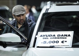 Grandes colas en la Feria del Automóvil de Valencia por las personas que perdieron sus coches en la DANA