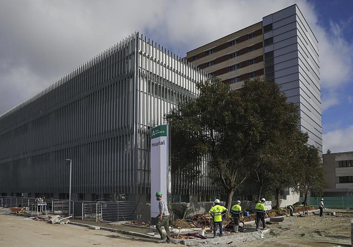 Exterior del nuevo centro de emergencia covid-19, construido en el antiguo Hospital Militar Vigil de Quiñones de Sevilla
