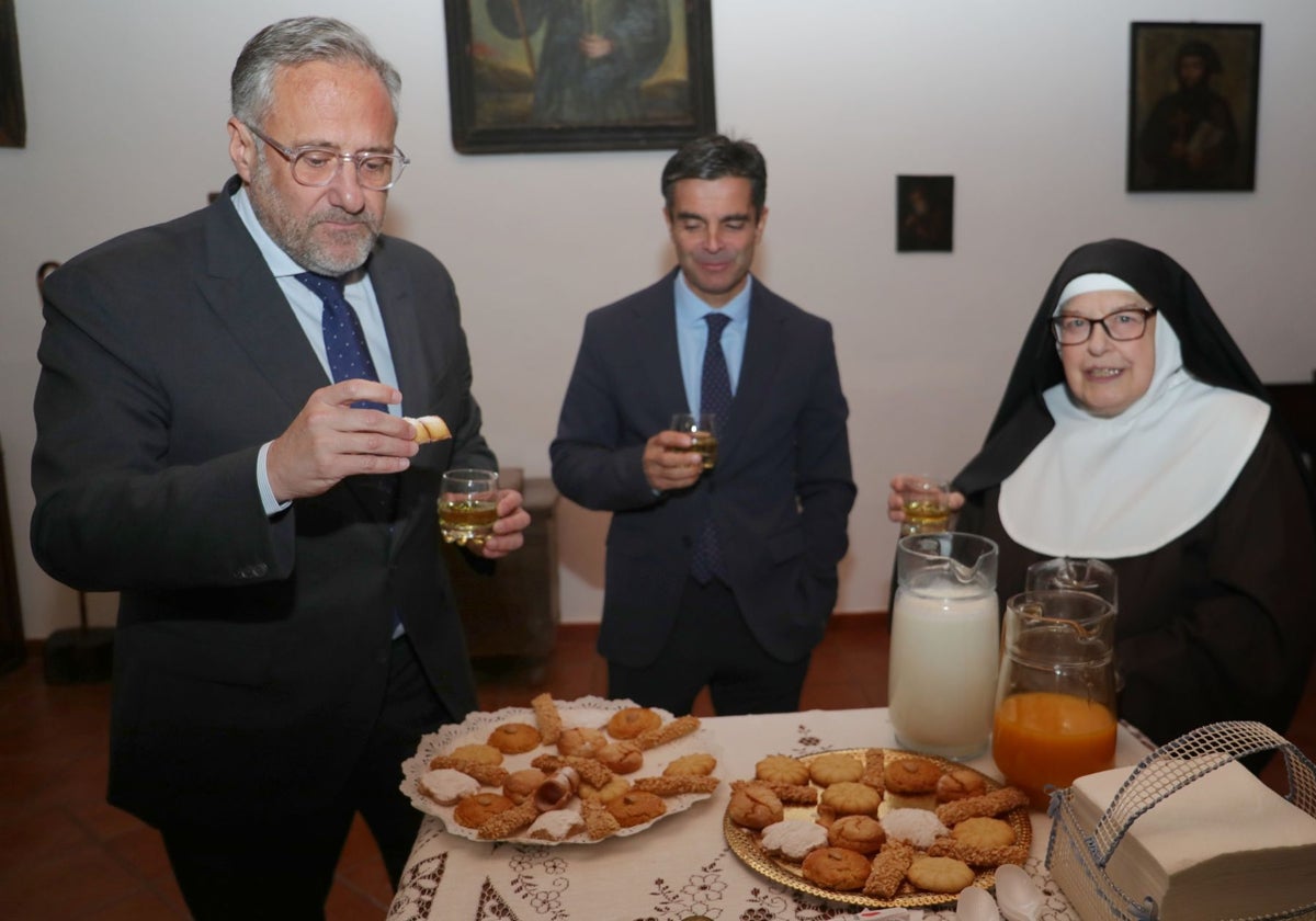 El presidente de las Cortes de Castilla y León, Carlos Pollán; junto al presidente de la fundación Castila y León, Juan Zapatero; y a sor Micaela, presenta en el Monasterio de santa Clara las jornadas de repostería de convento 'Dulce Tentación' en Carrión de los Condes(Palencia).