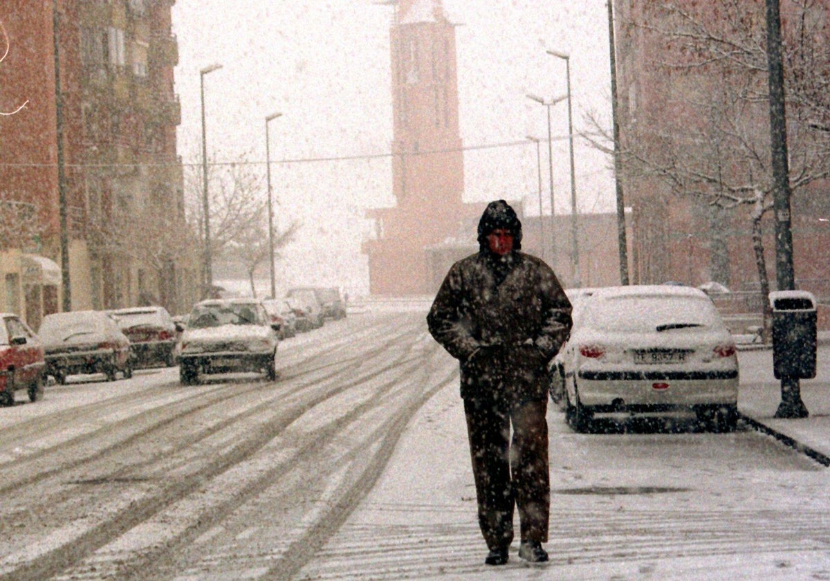 Un hombre camina por una calle de Teruel nevada en pasados inviernos