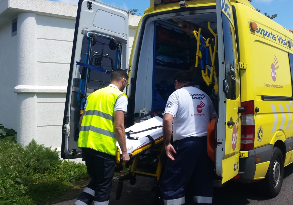 Técnicos del SUC en una ambulancia