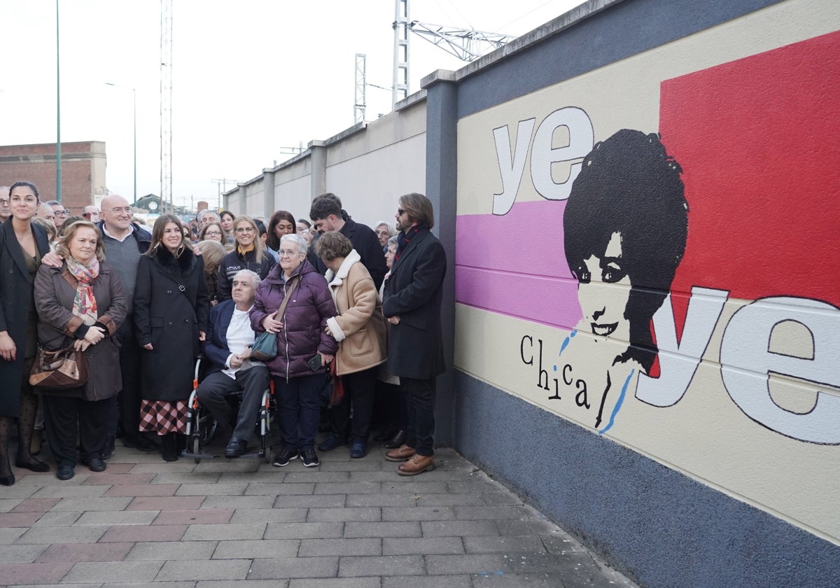 El mural en honor a Concha Velasco, de la autora Laura Juárez, durante su inauguración en Valladolid con los hijos de la artista y representantes del Ayuntamiento