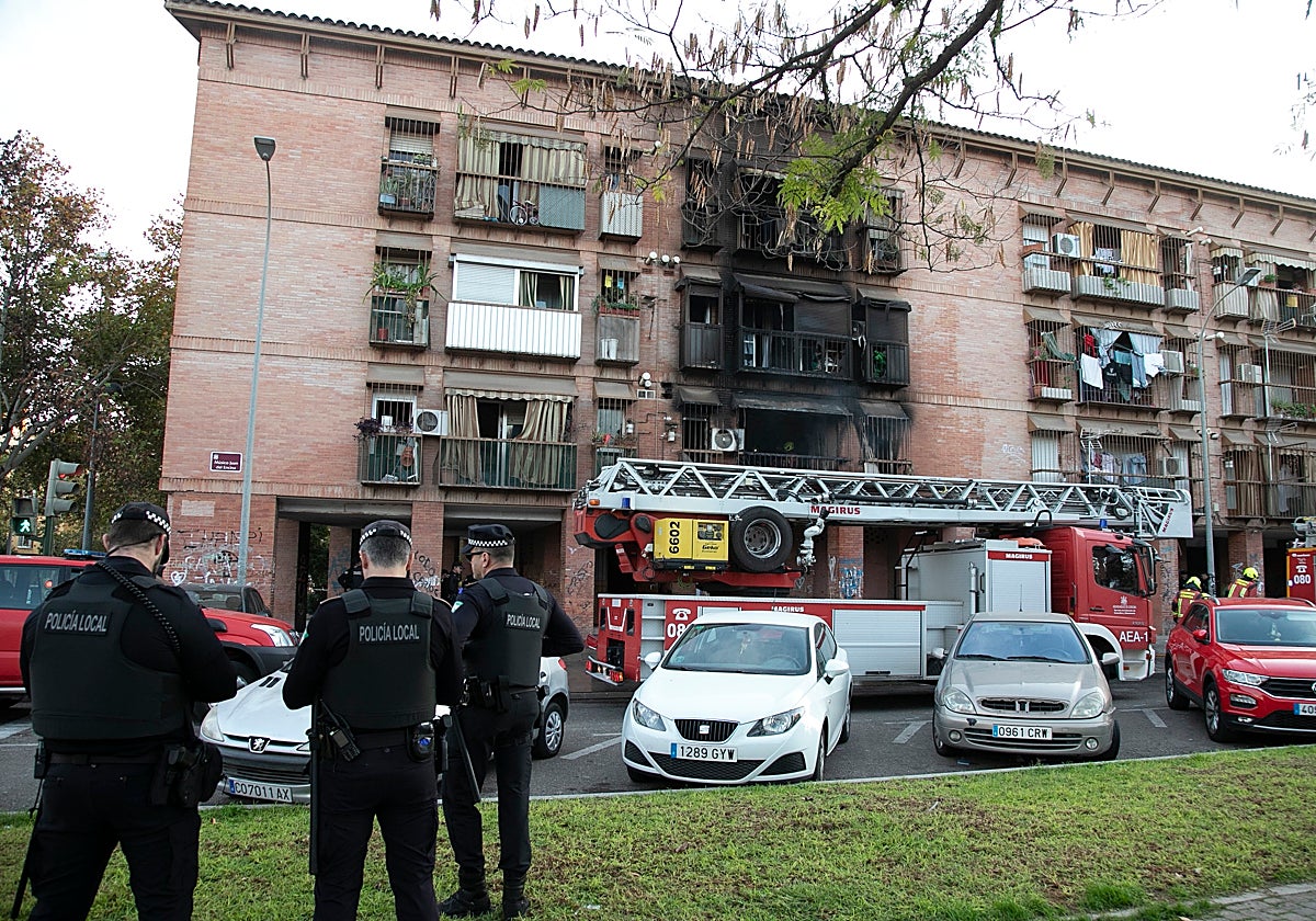 Bloque de viviendas quemadas de Las Moreras donde falleció un hombre en un incendio
