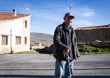 Imagen secundaria 1 - Entre los vecinos, como Óscar, panadero y ganadero; María Antonia, que pasa temporadas en el pueblo, y Flores, pastor ya jubilado, los ataques del lobo son «la comidilla» de las conversaciones en esta localidad de la sierra de Gredos (Ávila)