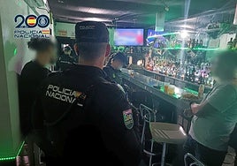 Multan a un local de ocio nocturno sin seguro en Alicante por tolerar el consumo de drogas