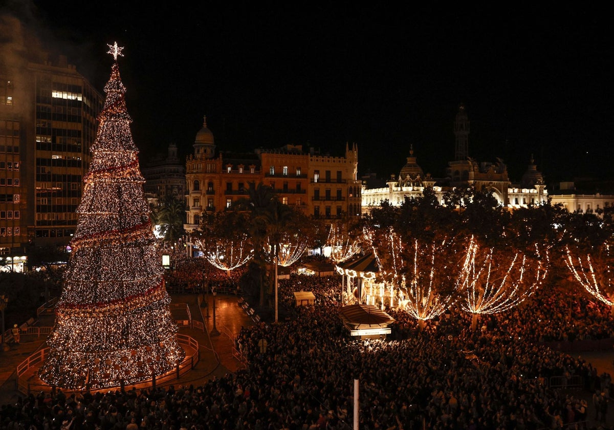 Imagen del árbol y las luces de Navidad instaladas en el centro de Valencia