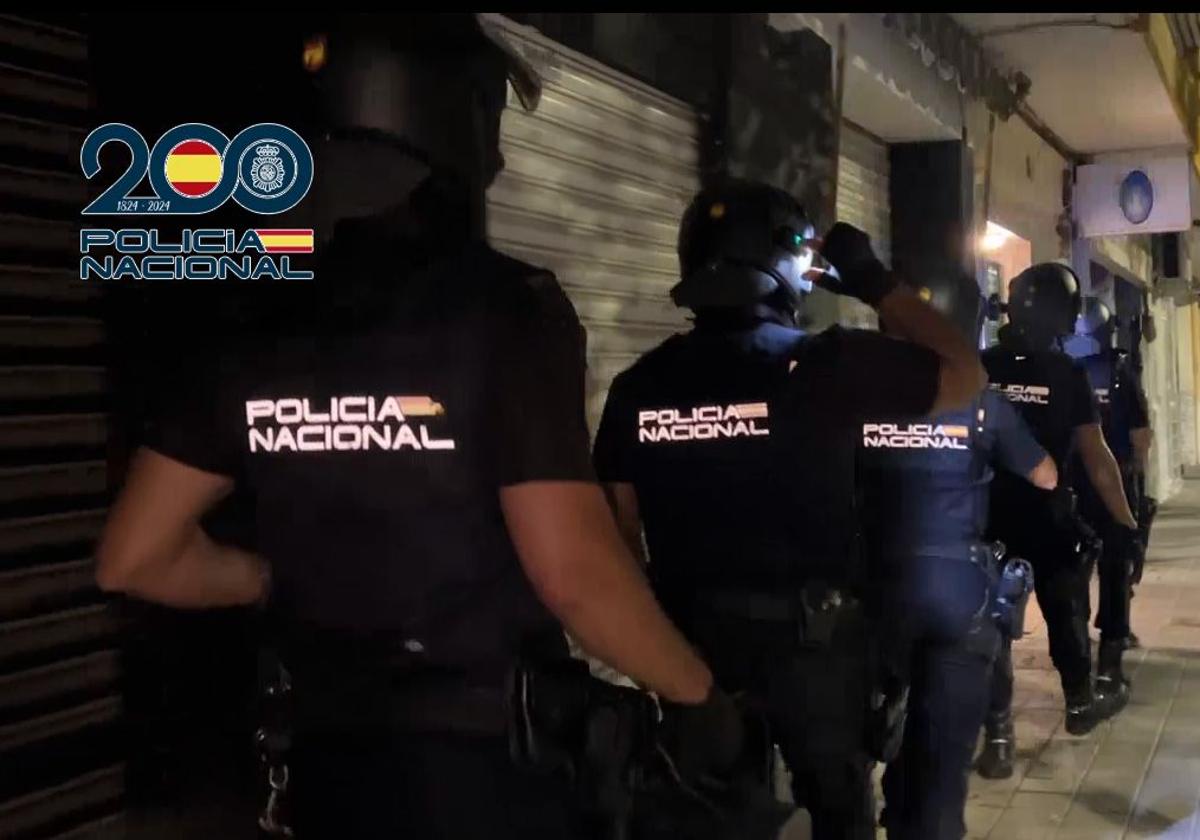 La Policía desarticula una organización criminal dedicada al tráfico de inmigrantes cubanos por Serbia, Grecia y Macedonia del Norte