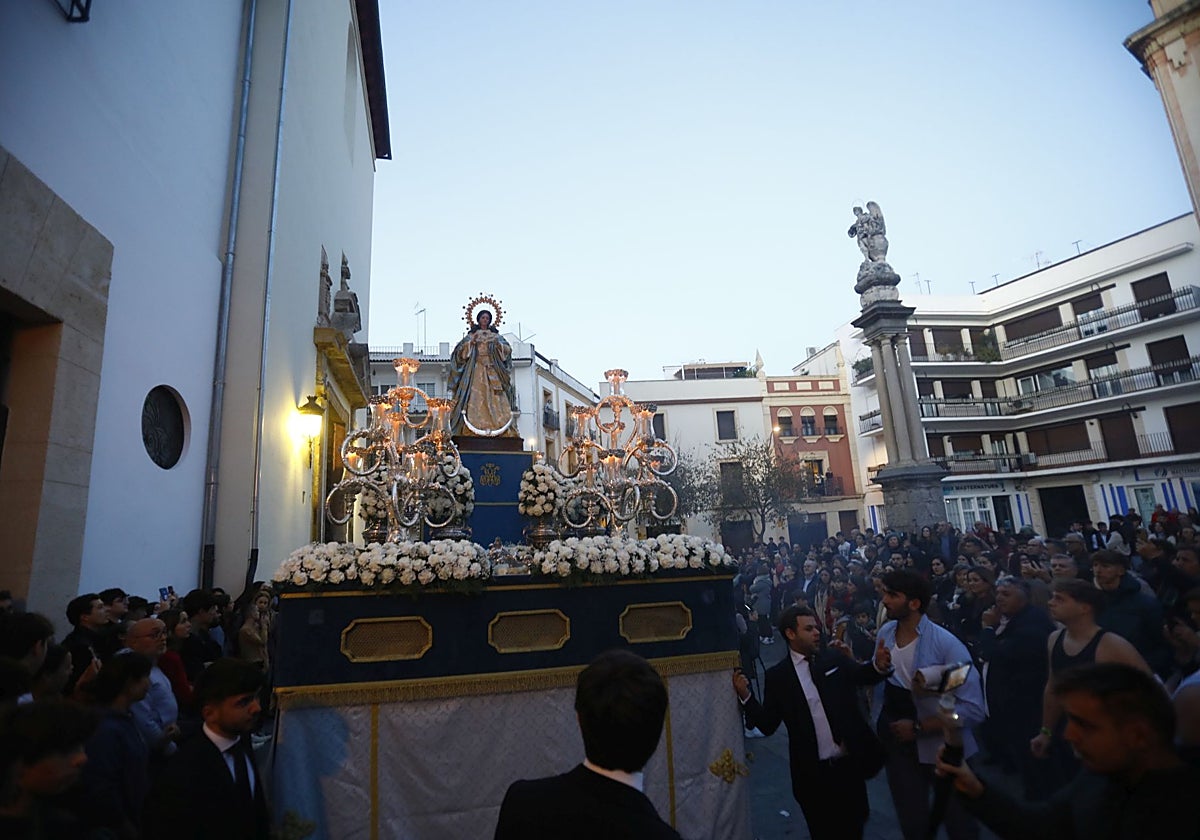 La Inmaculada, a su salida de la parroquia de la Compañía, este sábado