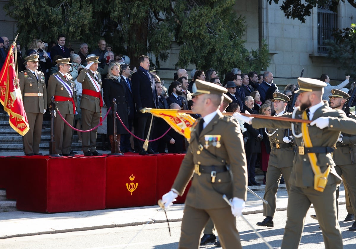 Desfile ante la tribuna de autoridades