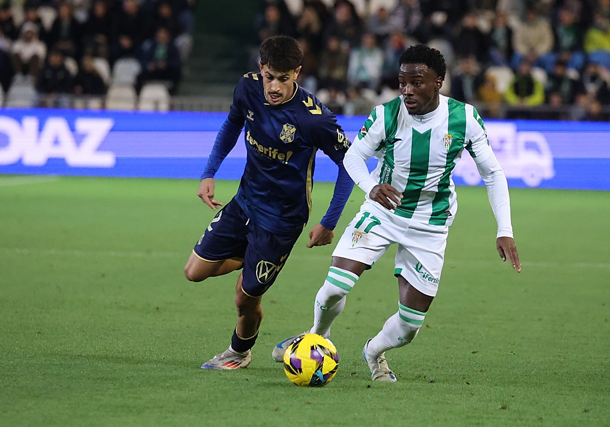 Adilson conduce el balón durante el encuentro en El Arcángel