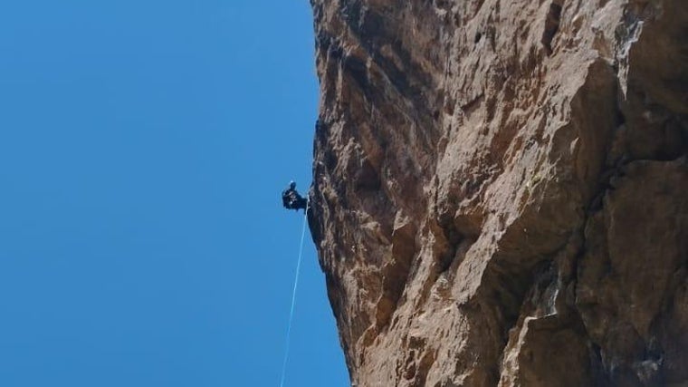 Un componente del Greim baja una pared casi vertical