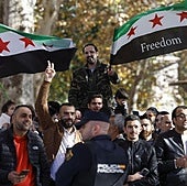 Decenas de personas se concentran frente a la Embajada de Siria en Madrid, donde han cambiado la bandera por la de los rebeldes