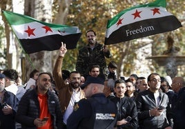 Decenas de personas se concentran frente a la Embajada de Siria en Madrid, donde han cambiado la bandera por la de los rebeldes