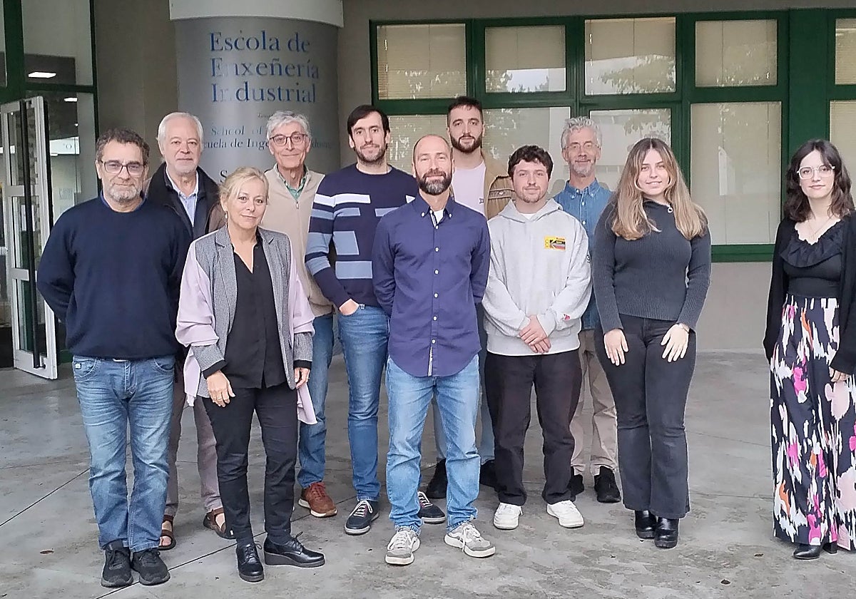 Fernández Villaverde, en el centro, junto a su equipo