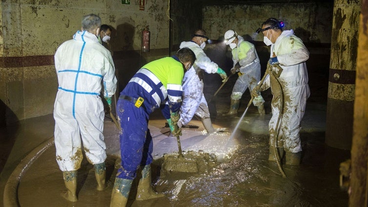 Así actúa el espesante que ayudará a extraer el lodo de los garajes tras la DANA en Valencia