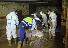 Así actúa el espesante que ayudará a extraer el lodo de los garajes tras la DANA en Valencia