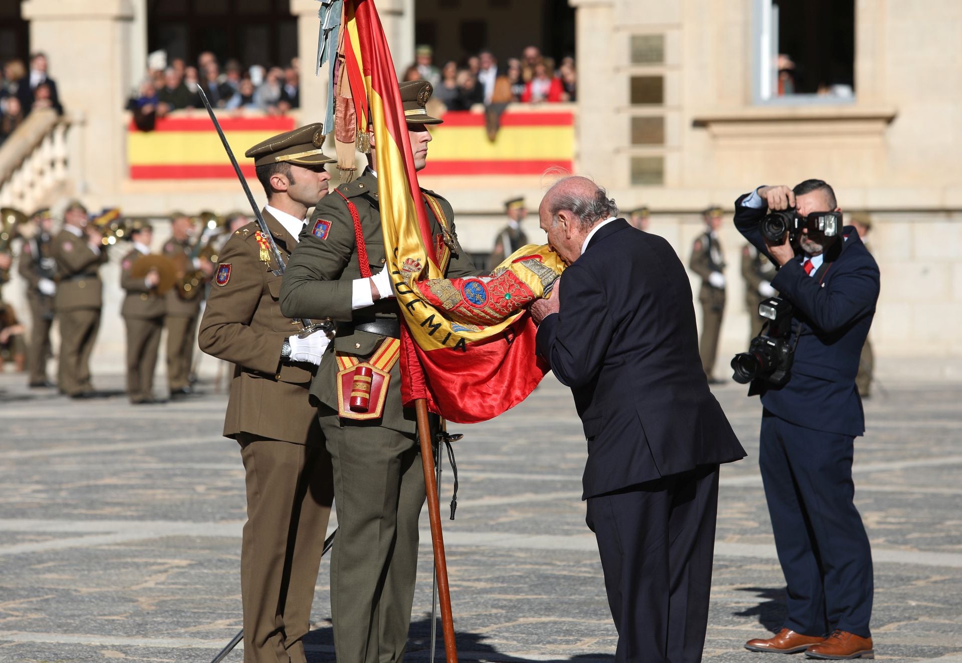 Las mejores imágenes del amor de los militares españoles por su bandera