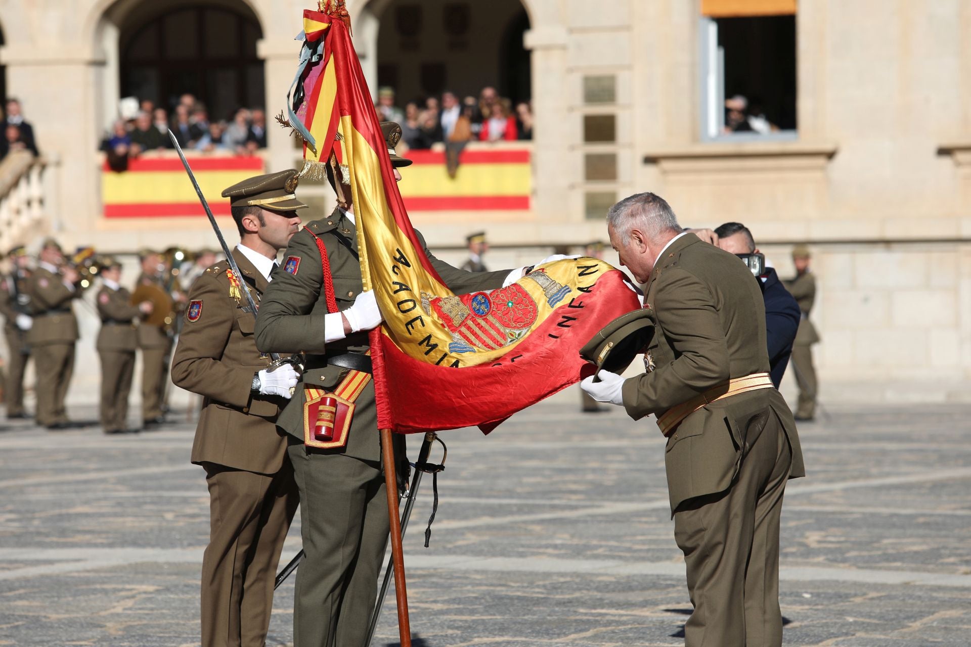 Las mejores imágenes del amor de los militares españoles por su bandera