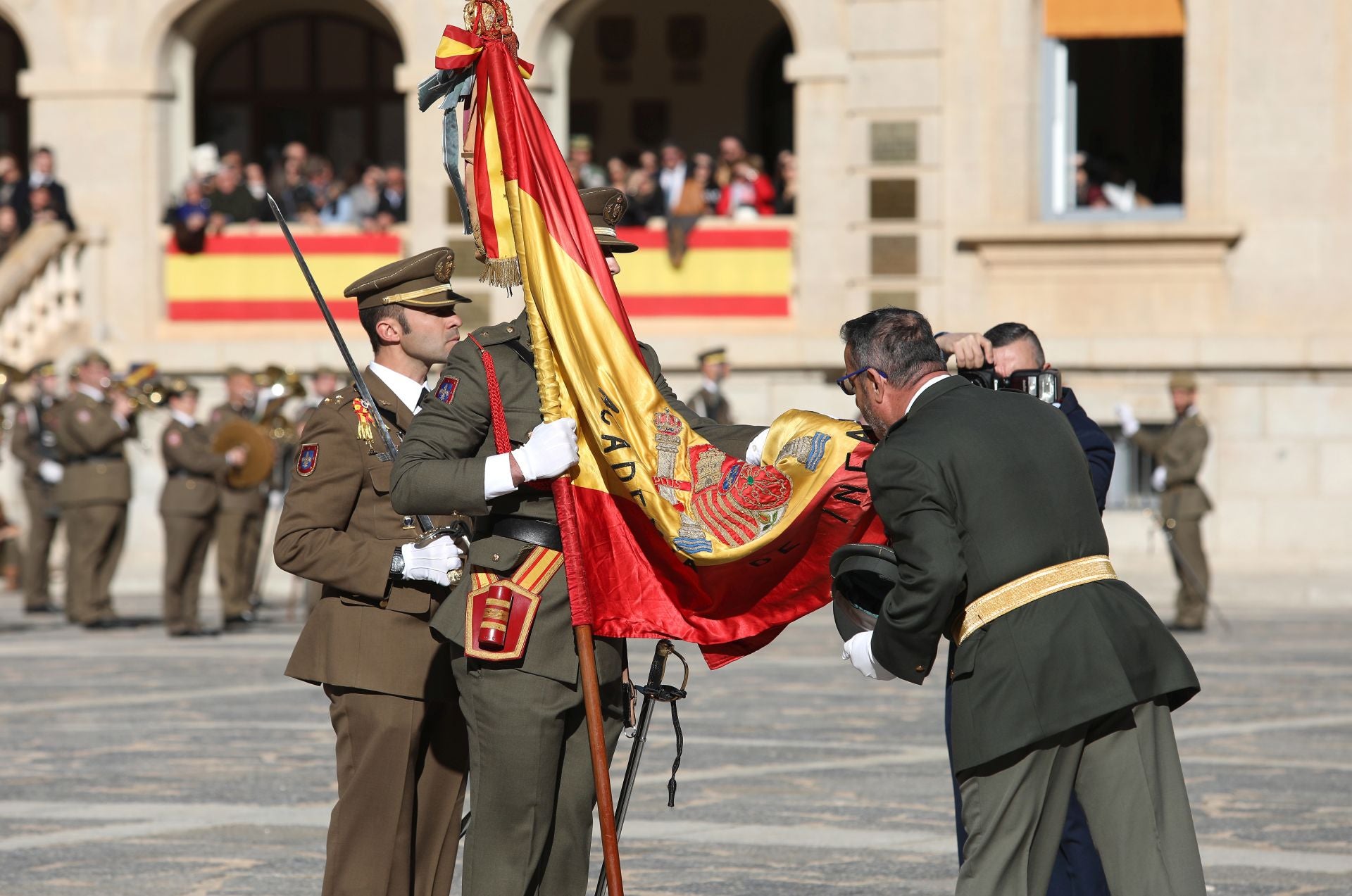 Las mejores imágenes del amor de los militares españoles por su bandera