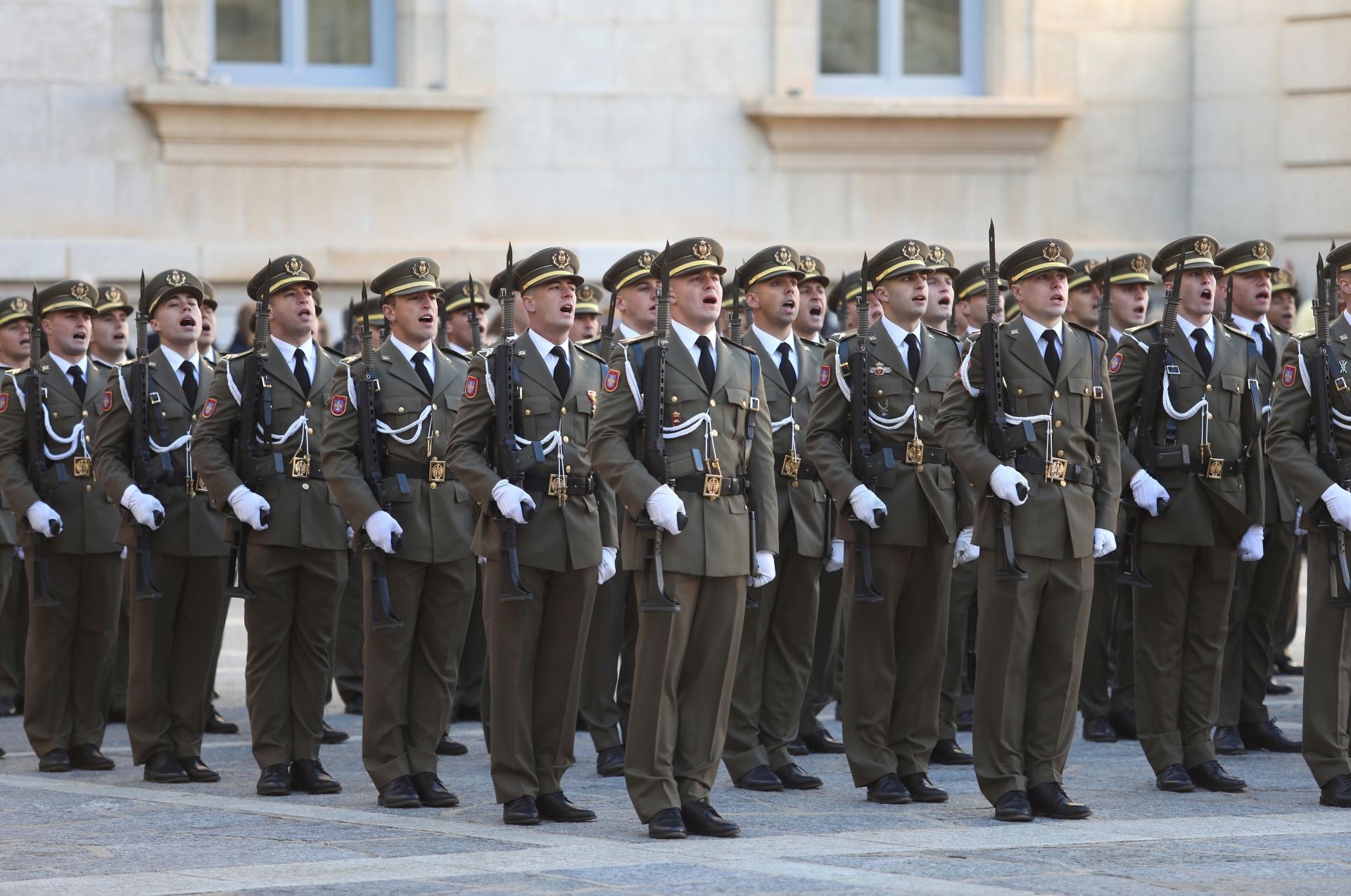 Las mejores imágenes del amor de los militares españoles por su bandera