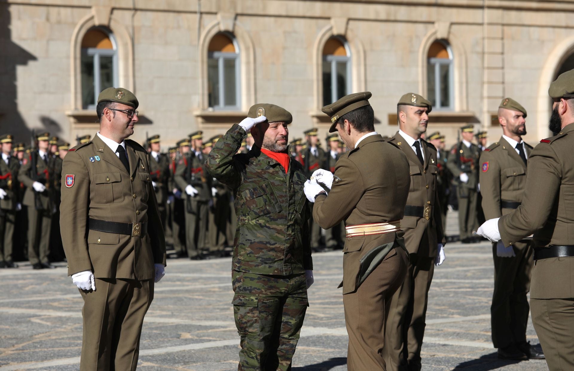 Las mejores imágenes del amor de los militares españoles por su bandera