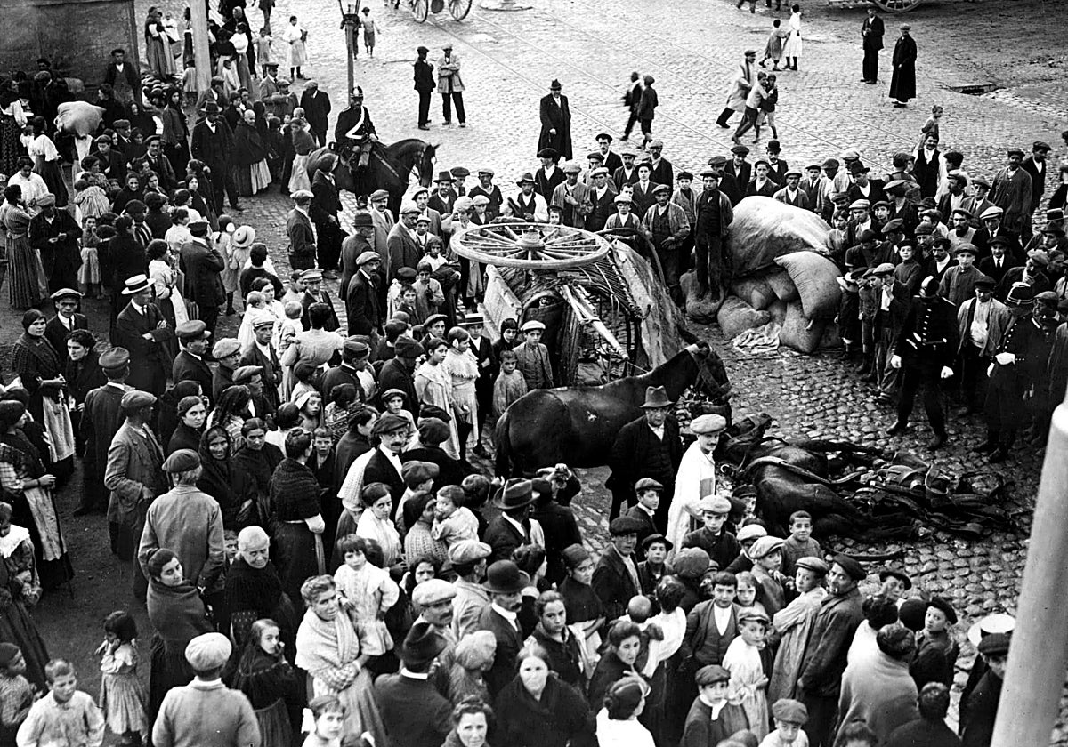 Estado en que quedó el carro tras impactar contra él el tranvía