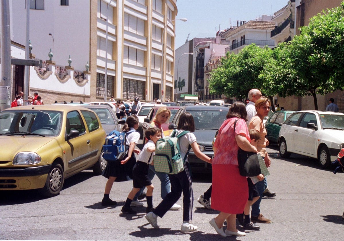 Niños de camino al colegio en mitad de un atasco, en una imagen de archivo