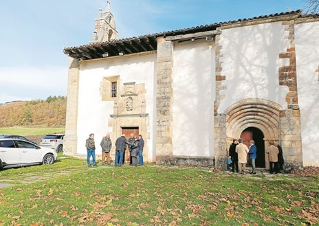 Imagen secundaria 1 - Cada domingo, el sacerdote Carlos Saldaña oficia la misa en al menos tres pueblos de la provincia de Burgos. En una mochila lleva todo lo necesario para la Eucaristía