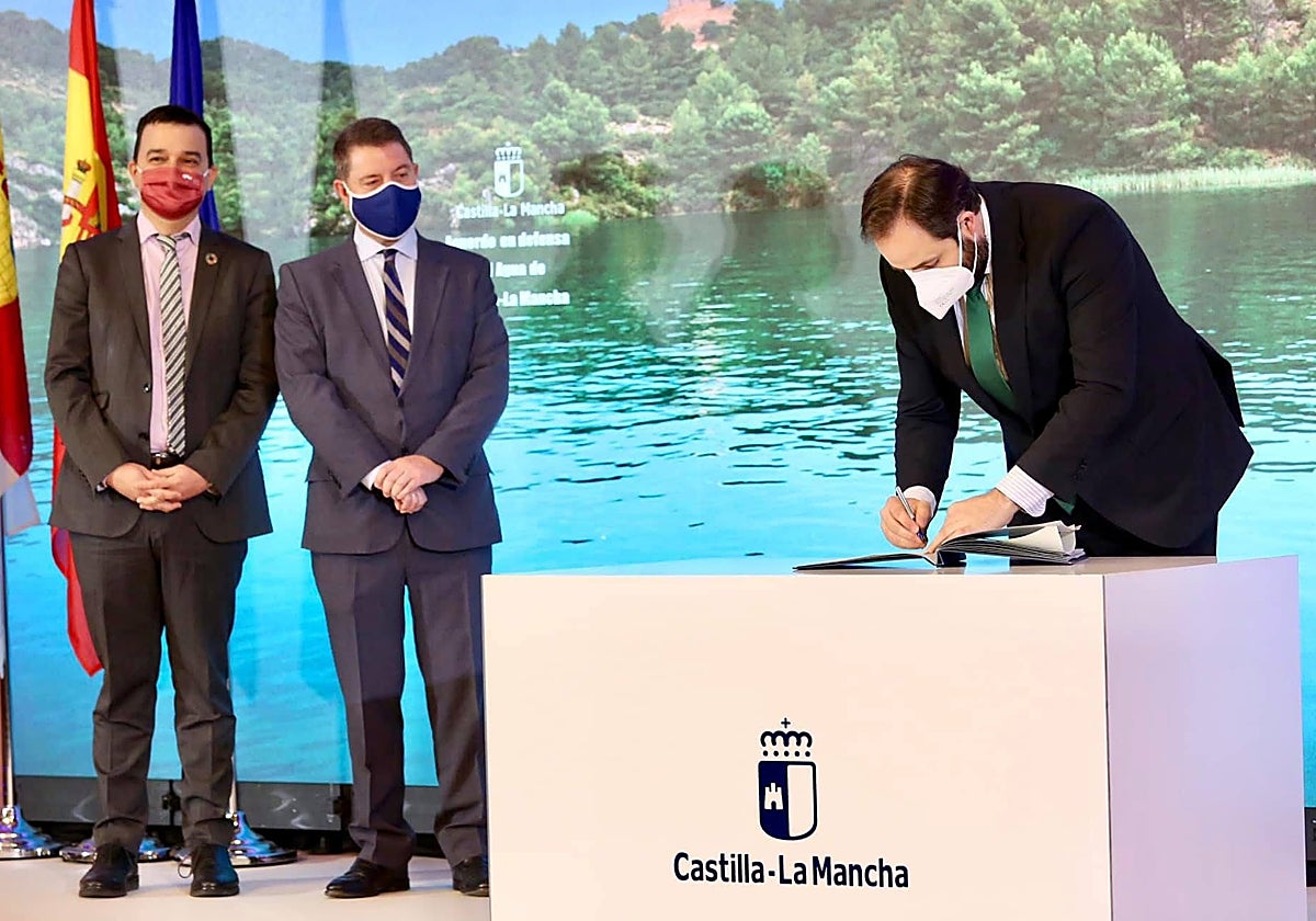 Momento de la firma del Pacto del Agua en 2020, en plena pandemia, con refrendándolo en presencia de Page