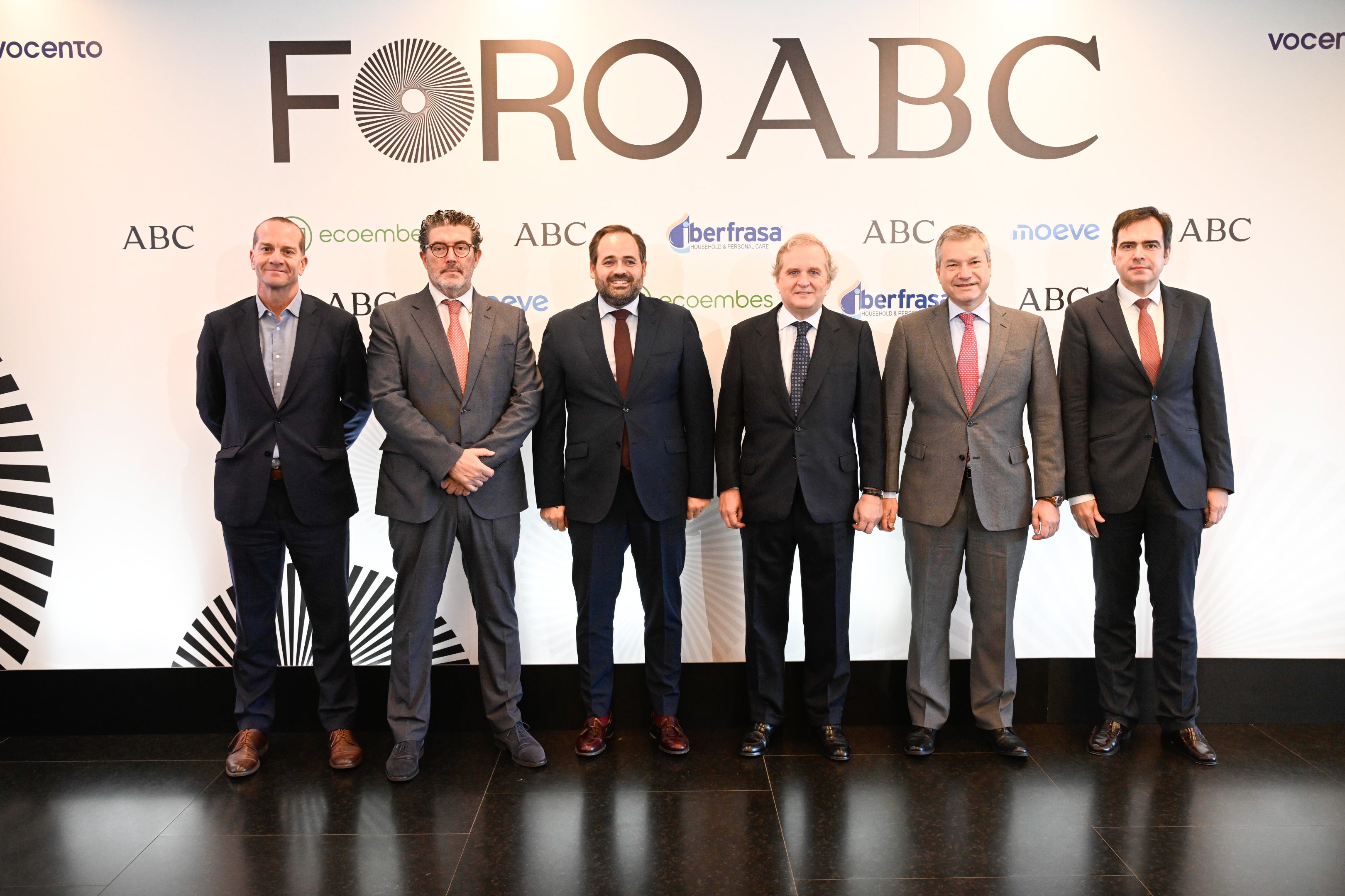 Ángel Hervella, director de Gestión local y Autonómica de Ecoembes; Julián Quirós, director de ABC; Paco Núñez, presidente del PP de Castilla-La Mancha, Ignacio Ybarra, presidente de Vocento; Javier Solans, CEO de Iberfrasa y José Manuel García-Horrillo, director de nuevas energías sostenibles de Moeve.