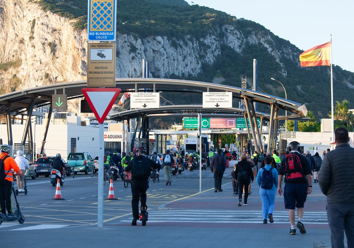 Imagen de personas entrando desde La Línea de la Concepción a Gibraltar a través de la Verja