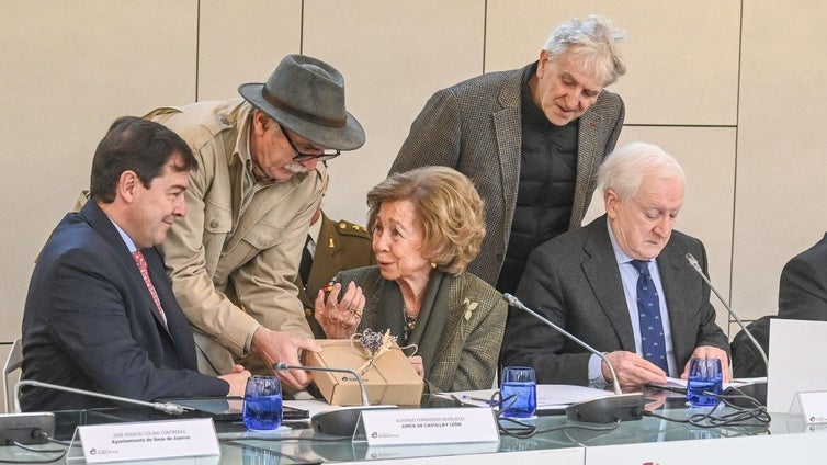 La Reina Sofía inaugura el Centro de Investigación Emiliano Aguirre, cuyo fin será custodiar «la memoria documental» de Atapuerca